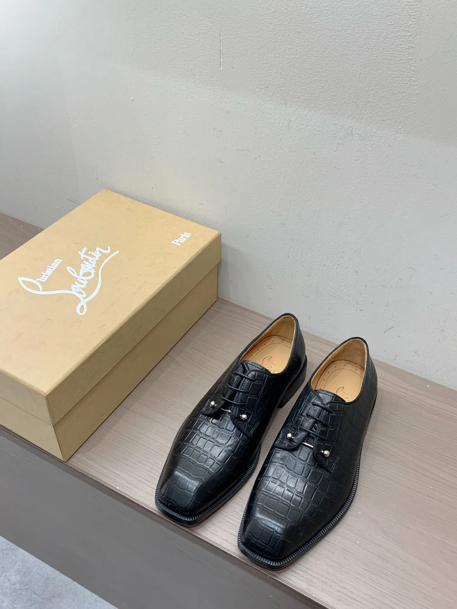 [CL red sole shoes] Top P: 1020💰 Size 39-44 (38.45.46 custom-made, non-returnable) Christian Louboutin men's classic Oxford shoes, men's business formal leather shoes💫Original molding, 1:1 replica, specially made for nobles. The unique shoe shape is unique and 100% comfortable! The whole shoe is made of imported Italian cowhide material, carefully selected, with fine pores and rich luster. Cow leather lining, soft and comfortable, sweat-absorbent and breathable. Genuine leather outsole, non-slip and wear-resistant, full of texture, elegant and luxurious overall, integrating comfort, formality and luxury! The Rolls Royce of shoes!